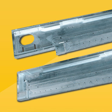 CNC-Frästeil aus einer Aluminium-Legierung (Teil ist aus dem Vollen gefräst), Abmaße: 102,5 x 24 x 530
